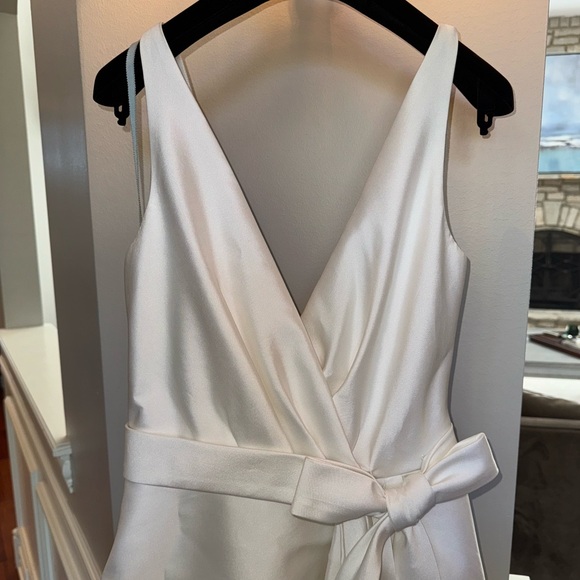 Carolina Herrera Gardenia Wedding Dress - Picture 4 of 15